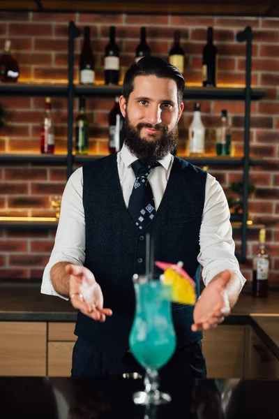 Barman Serwujący Koktajl Niebieskiej Laguny Barze — Zdjęcie stockowe