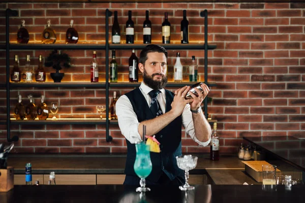 Barman Preparing Cocktail Night Club — Stok fotoğraf