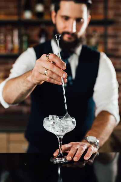 Close Barman Cooling Cocktail Glass Ice — Stock Photo, Image
