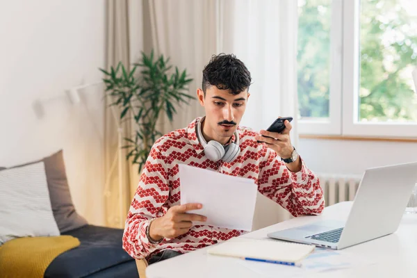 Männlicher Student Telefoniert Seinem Zimmer Während Hausaufgaben Macht — Stockfoto