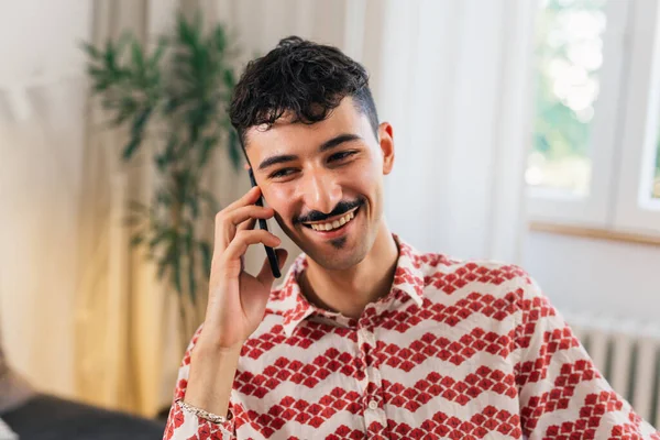 Портрет Молодого Дорослого Чоловіка Вусами Розмовляють Мобільному Телефоні — стокове фото