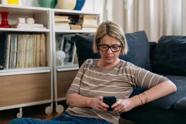 Woman Using Mobile Phone Living Room — Stock Photo, Image