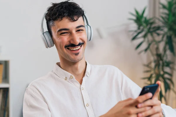 Porträt Eines Jungen Erwachsenen Mannes Der Mit Kopfhörern Lächelt Und — Stockfoto