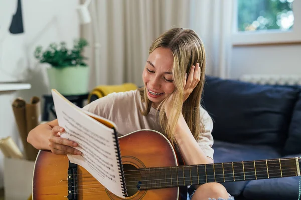 Дівчина Підліток Грає Гітарі Своїй Кімнаті — стокове фото