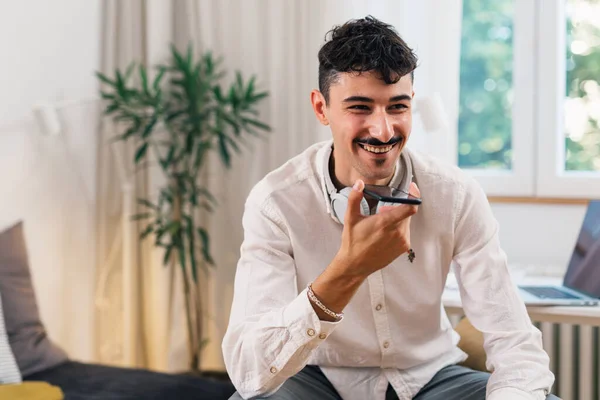 Чоловік Розмовляє Мобільному Телефоні Своїй Кімнаті — стокове фото