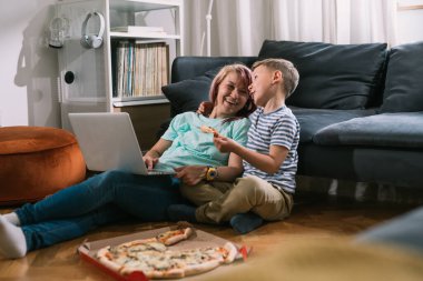 Anne ve oğlu dizüstü evde kullanma