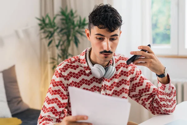 College Student Telefoniert Mit Dem Handy Und Macht Hausaufgaben Hause — Stockfoto