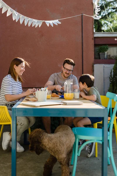 Kafkas Ailesi Arka Bahçelerinde Birlikte Kahvaltı Yapıyorlar — Stok fotoğraf
