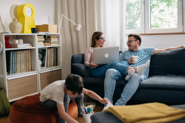 Familie Verbringt Zeit Hause — Stockfoto