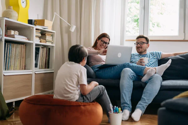 Familie Verbringt Zeit Hause Mit Gesprächen Wohnzimmer — Stockfoto