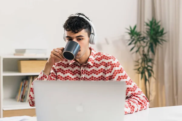 Mężczyzna Pije Kawę Pracuje Laptopie Swoim Biurze — Zdjęcie stockowe