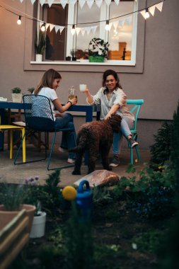 Anne ve kızı evlerinin arka bahçesinde birlikte vakit geçiriyorlar.