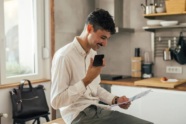 Молодий Бізнесмен Говорить Мобільному Телефоні Вдома — стокове фото