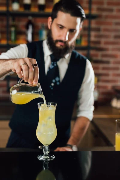 Barman Przygotowuje Koktajl Klubie — Zdjęcie stockowe