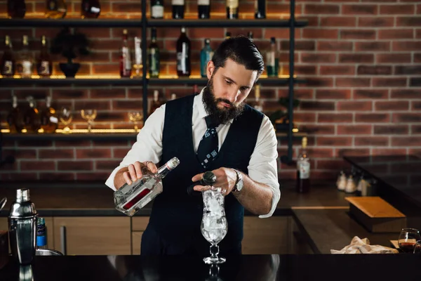 Barman Prepara Cóctel Club — Foto de Stock