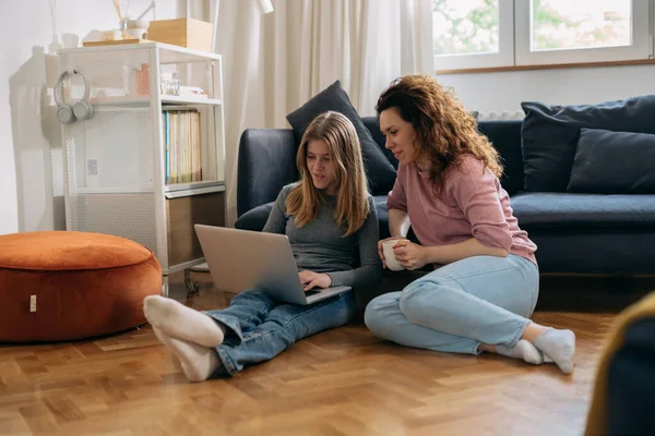 Mutter Und Teenager Tochter Benutzen Laptop Wohnzimmer — Stockfoto