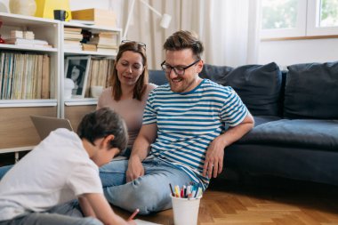 Üç kişilik aile evde dinleniyor.