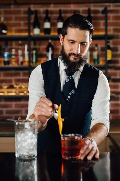 Kaukaski Barman Dekorowanie Koktajl Barze — Zdjęcie stockowe