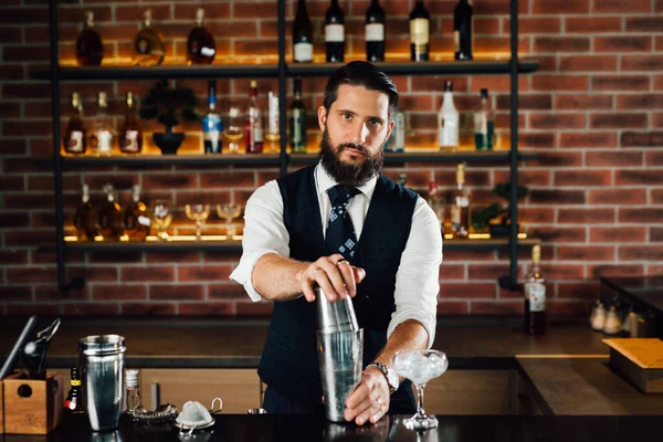 Barista Caucasico Che Prepara Cocktail Nel Bar — Foto Stock