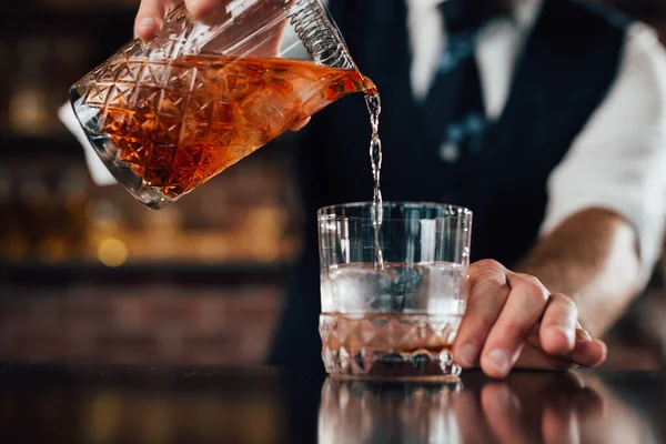 Barmenin bardağa kokteyl dökmesine yakın dur.