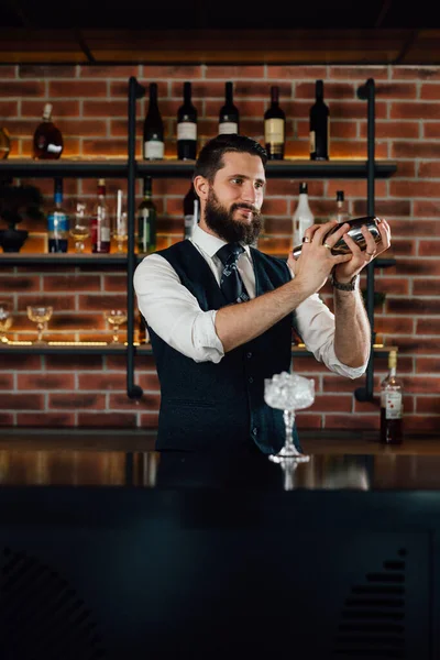 Barmen Barda Kokteyl Hazırlıyor — Stok fotoğraf