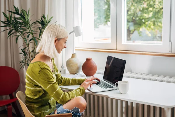 Frau Sitzt Schreibtisch Und Arbeitet Laptop Ihrem Zimmer — Stockfoto
