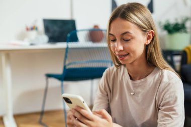 Akıllı telefon kullanan kadın