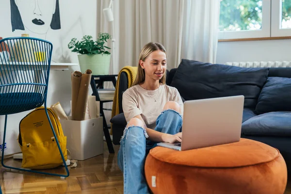 Teenager Mädchen Sits Sie Zimmer Und Using Laptop — Stockfoto