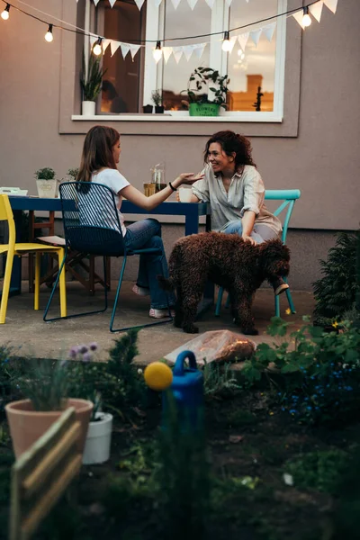 Madre Figlia Che Parlano Nel Giardino Sul Retro — Foto Stock