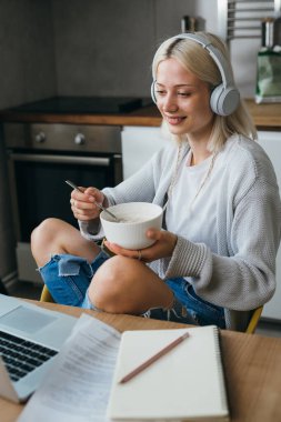 Kafkasyalı üniversite öğrencisi evden uzakta çalışıyor.