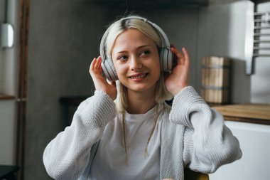 Z nesli kadın kulaklık kullanıyor.