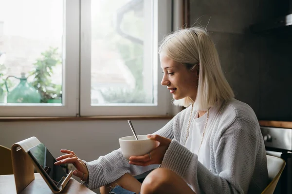 Junge Erwachsene Frau Nutzt Digitales Tablet Und Frühstückt Esstisch — Stockfoto