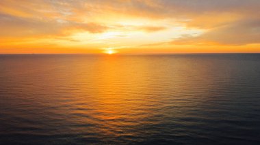 Deniz üzerinde güzel bir gün batımı, hava manzarası. Akşam deniz manzarası, İHA fotoğrafçılığı..