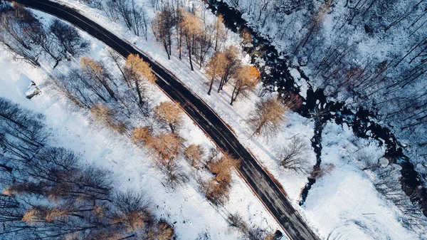 Dağ yolunun havadan yüksek açısı.
