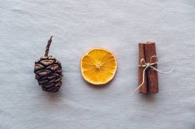 Çam kozalakları, tarçın çubukları, doğal arka planda kuru portakal dilimleri gibi doğal dekorasyonlarla tatil yatıyordu. Sıfır Noel konsepti. Plastiksiz tatil. Sürdürülebilir yaşam tarzı.