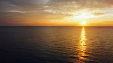 Deniz üzerinde güzel bir gün batımı, hava manzarası. Akşam deniz manzarası, İHA fotoğrafçılığı..