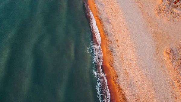 Gün batımında deniz manzarası ve kumlu kumsal. Doğal arka plan, İHA fotoğrafçılığı.