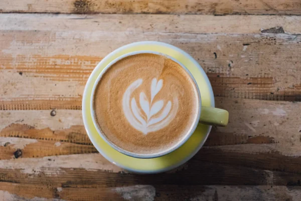 Bir fincan taze kapuçino ve güzel latte sanatı..