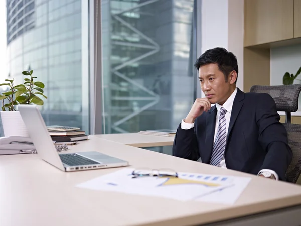 Hombre de negocios asiático —  Fotos de Stock