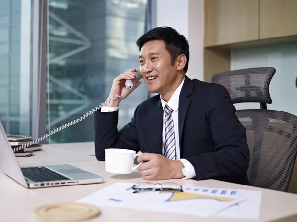 Hombre de negocios asiático —  Fotos de Stock