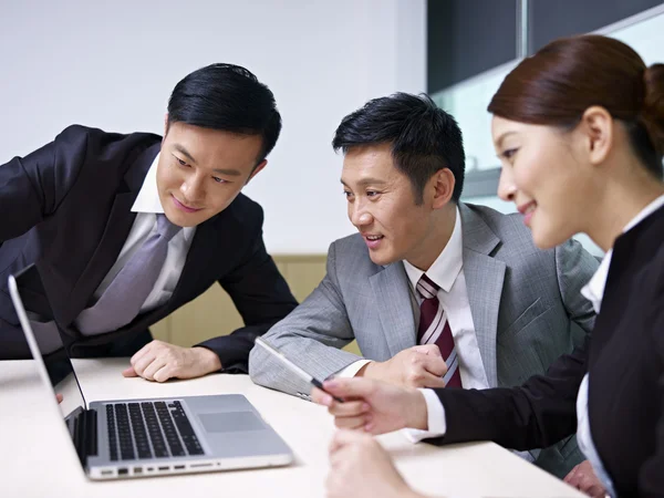 Equipo empresarial asiático — Foto de Stock