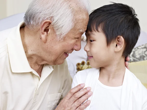 Opa en kleinzoon — Stockfoto