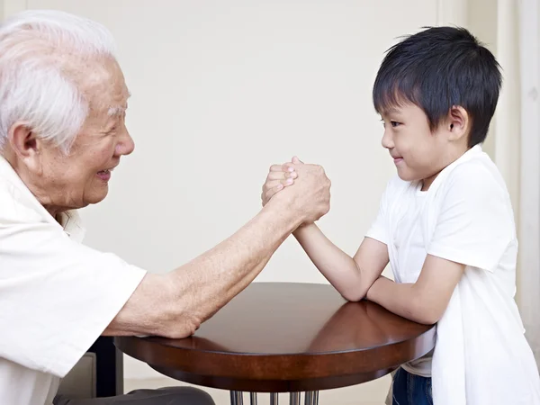 Opa en kleinzoon — Stockfoto