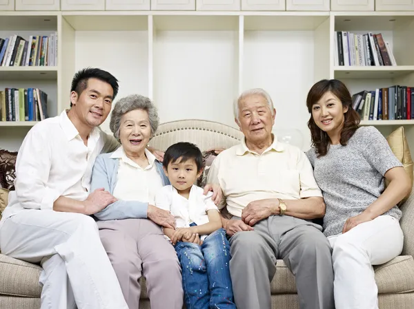 Asiatiska familj — Stockfoto