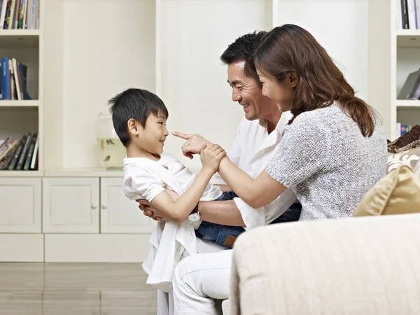 Aasian vanhemmat ja poika — kuvapankkivalokuva