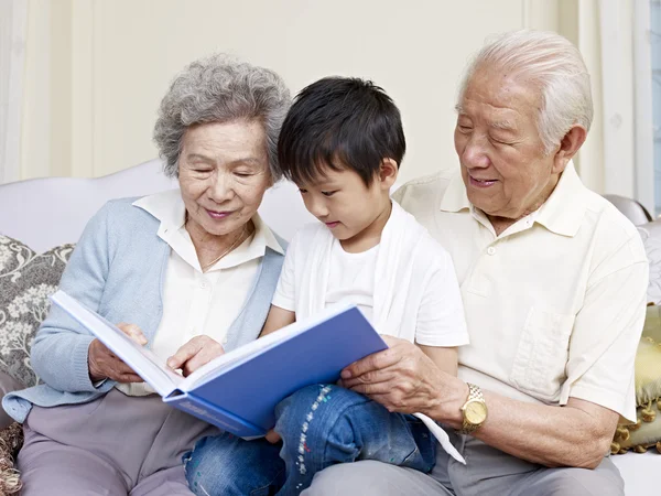 Abuelos y nieto —  Fotos de Stock