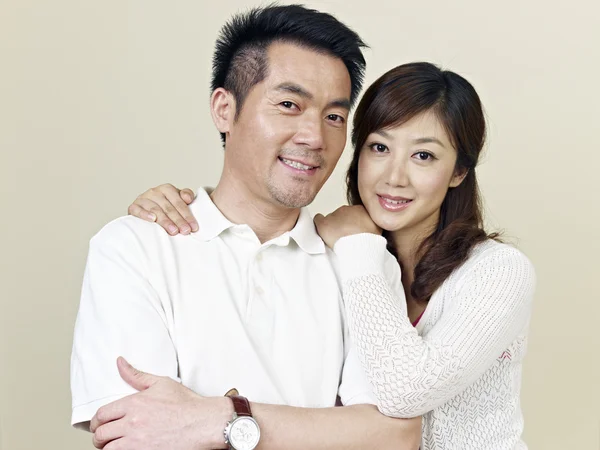 Giovane asiatico coppia — Foto Stock