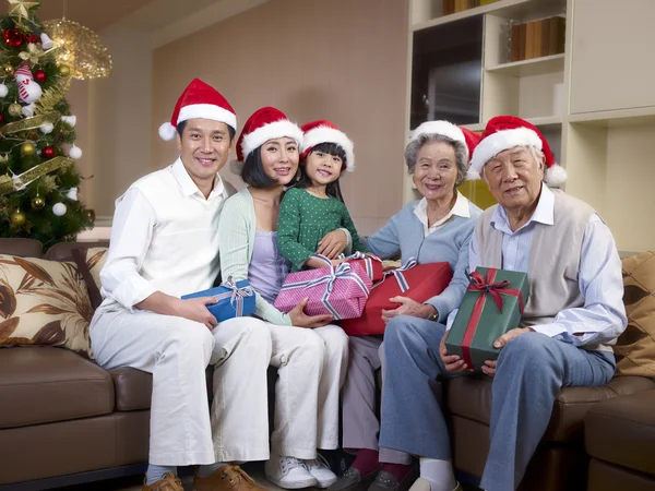 Asiatiska familj med jul hattar — Stockfoto