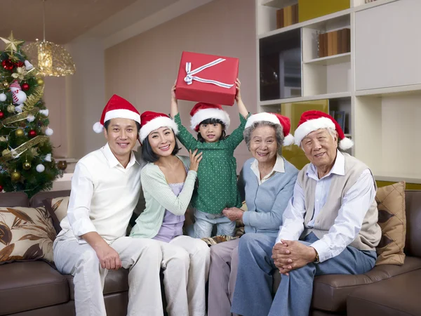 Asiatiska familj med jul hattar — Stockfoto