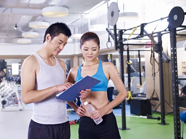 Hombre y mujer en el gimnasio — Foto de Stock